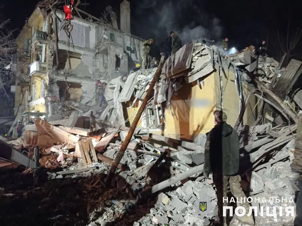 Rescatistas trabajan entre los escombros de un edificio residencial destruido por un misil ruso en Kramatorsk. Foto: Policía Nacional de Ucrania / Wikimedia Commons (CC BY 4.0) (archivo)