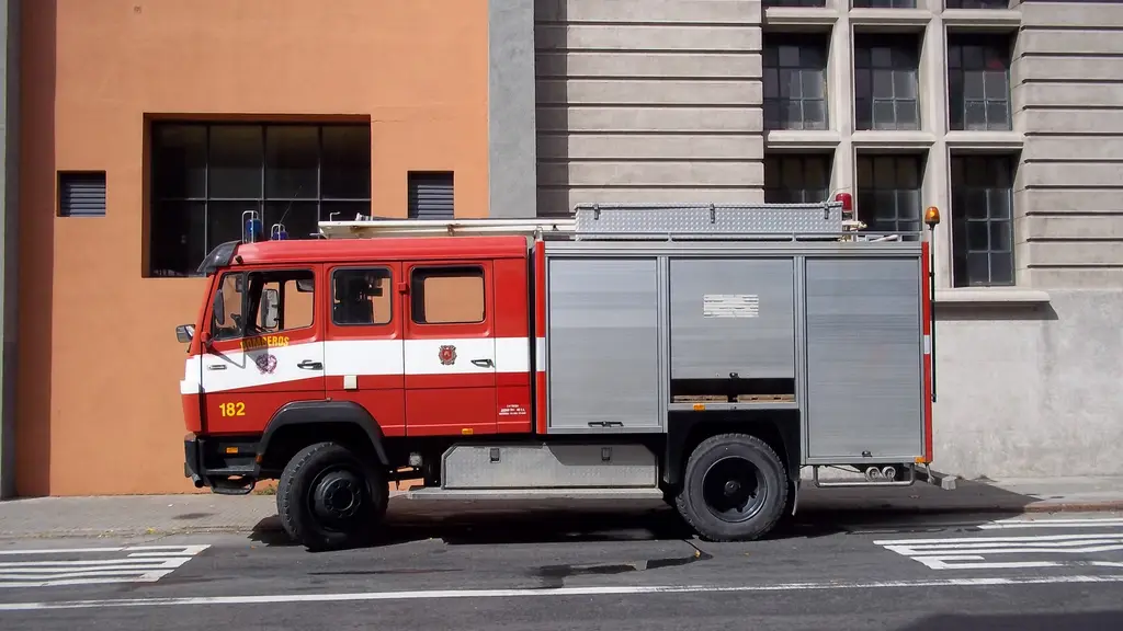 Un camión de la Dirección Nacional de Bomberos estacionado en una calle de Montevideo. Foto: Andrea Mazza / Wikimedia Commons (CC BY-SA 3.0) (archivo)