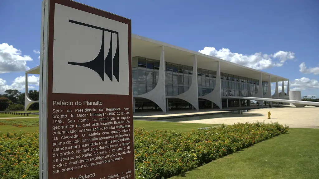 Fachada del Palacio del Planalto, sede de la Presidencia de Brasil en Brasilia, con un cartel informativo en primer plano. Foto: Senado Federal / Wikimedia Commons (CC BY 2.0) (archivo)
