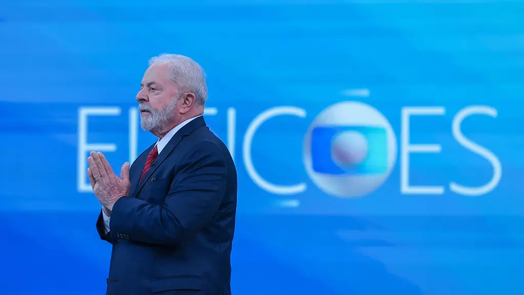 Lula da Silva en el estudio de un debate electoral de TV Globo, frente a una pantalla con la palabra Eleições. Foto: Lula Oficial / Wikimedia Commons (CC BY-SA 4.0) (archivo)