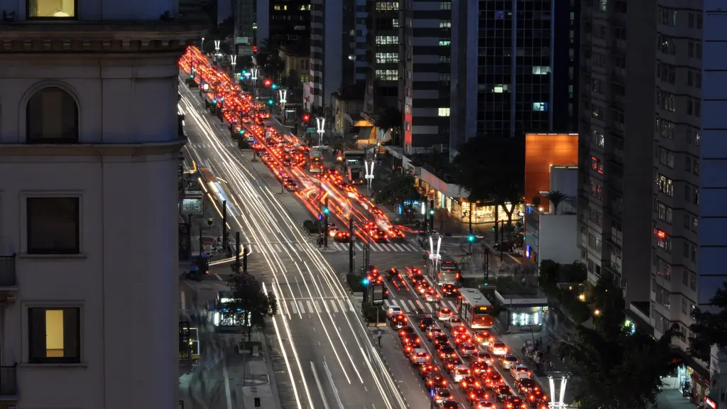 Vista nocturna de la Avenida Paulista, en San Pablo, con estelas de luces de autos y edificios iluminados. Foto: Leonardo Aguiar / Wikimedia Commons (CC BY 2.0) (archivo)