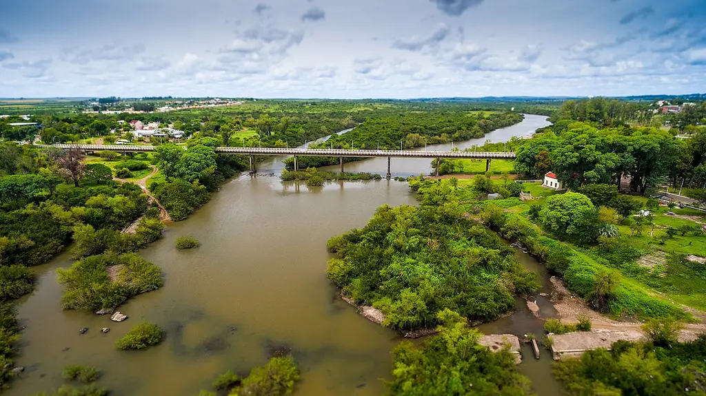 Puente Internacional de la Concordia sobre el río Cuareim, que une Artigas con Quaraí, en la frontera entre Uruguay y Brasil. Foto: Marcelo Campi / Wikimedia Commons (CC BY-SA 2.0) (archivo)