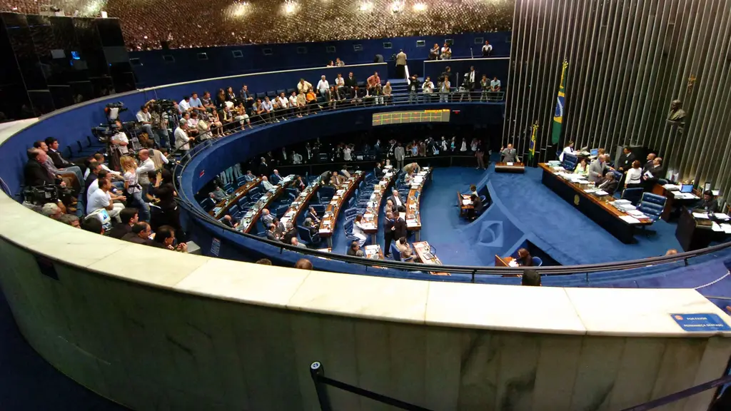 Vista del plenario del Senado Federal de Brasil durante una sesión, con las bancas azules y las tribunas con público. Foto: Agência Brasil / Wikimedia Commons (CC BY 3.0 BR) (archivo)