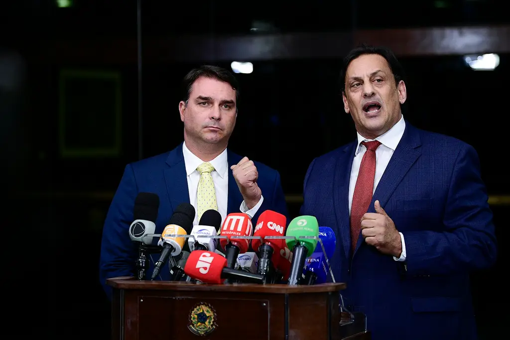 El senador Flávio Bolsonaro, junto a su abogado Frederick Wassef, durante una conferencia de prensa en el Senado de Brasil, en Brasilia. Foto: Agência Senado / Wikimedia Commons (CC BY 2.0) (archivo)