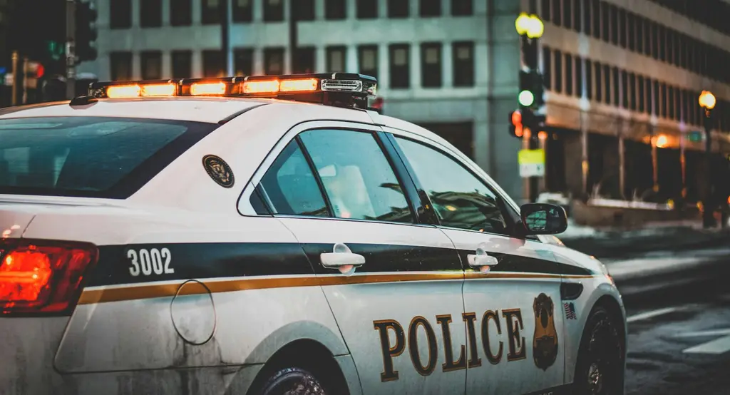 Luces de emergencia en operativo nocturno. Foto: Unsplash