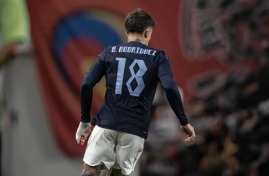 Brian Rodríguez, de espaldas con la camiseta número 18 de la selección uruguaya, durante un partido de la gira por Asia. Foto: AUF