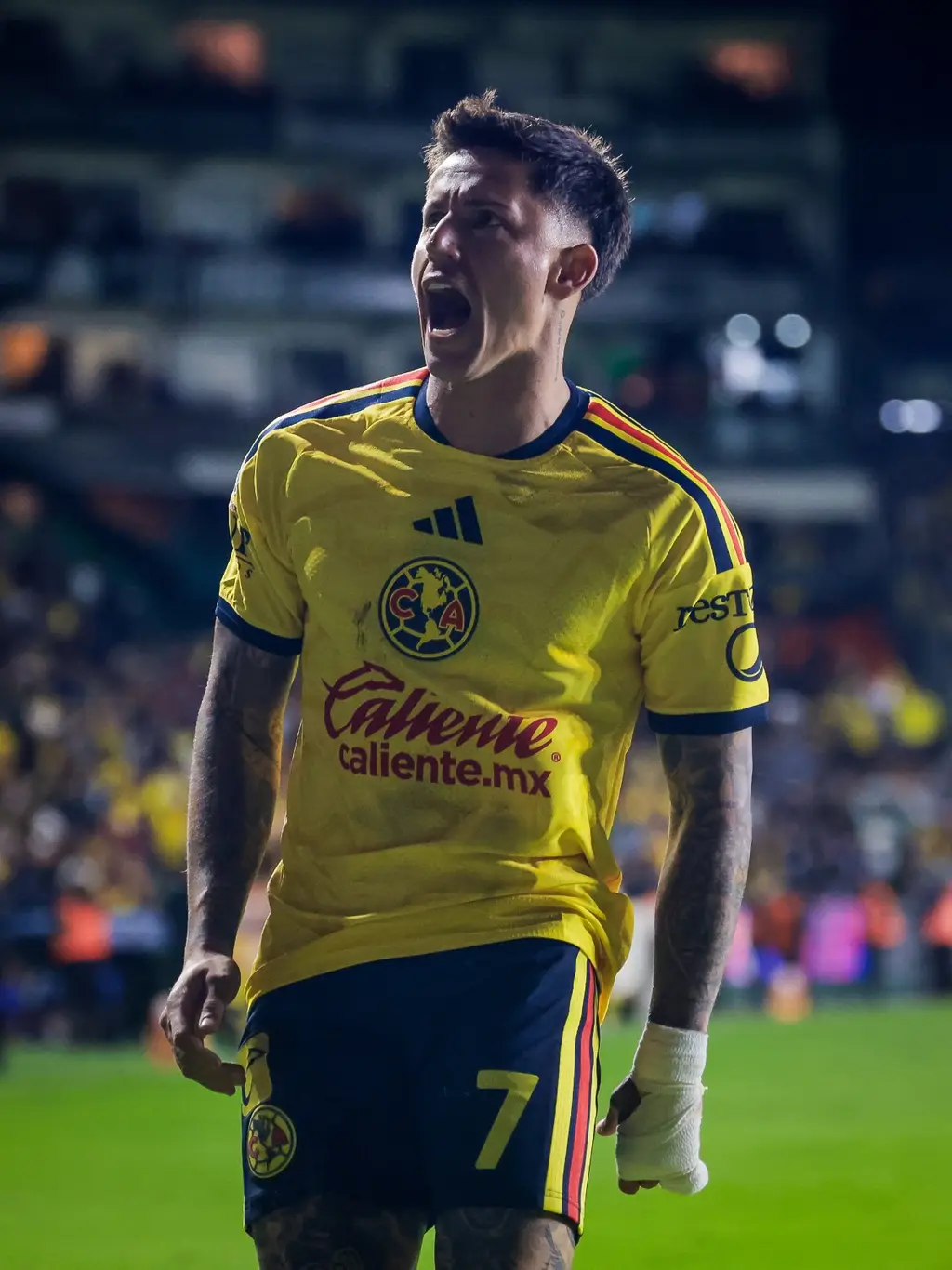 Brian Rodríguez festeja con la camiseta del América. Foto: El País
