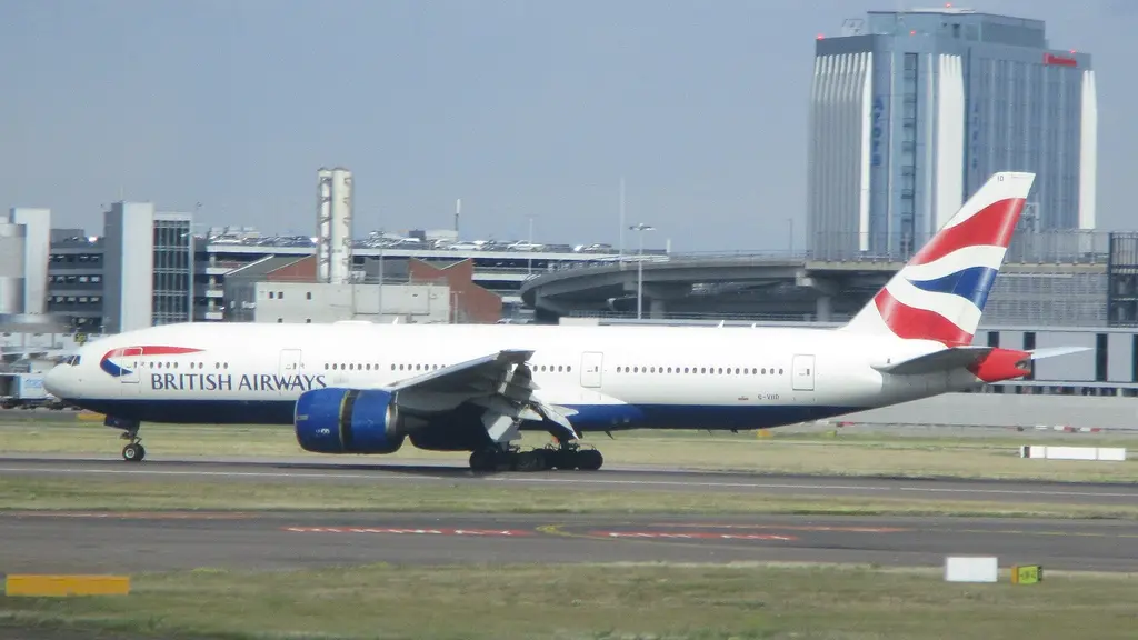 Un Boeing 777-200ER de British Airways rueda por la pista del aeropuerto de Heathrow, en Londres. Foto: Sidowpknbkhihj / Wikimedia Commons (CC BY-SA 4.0) (archivo)
