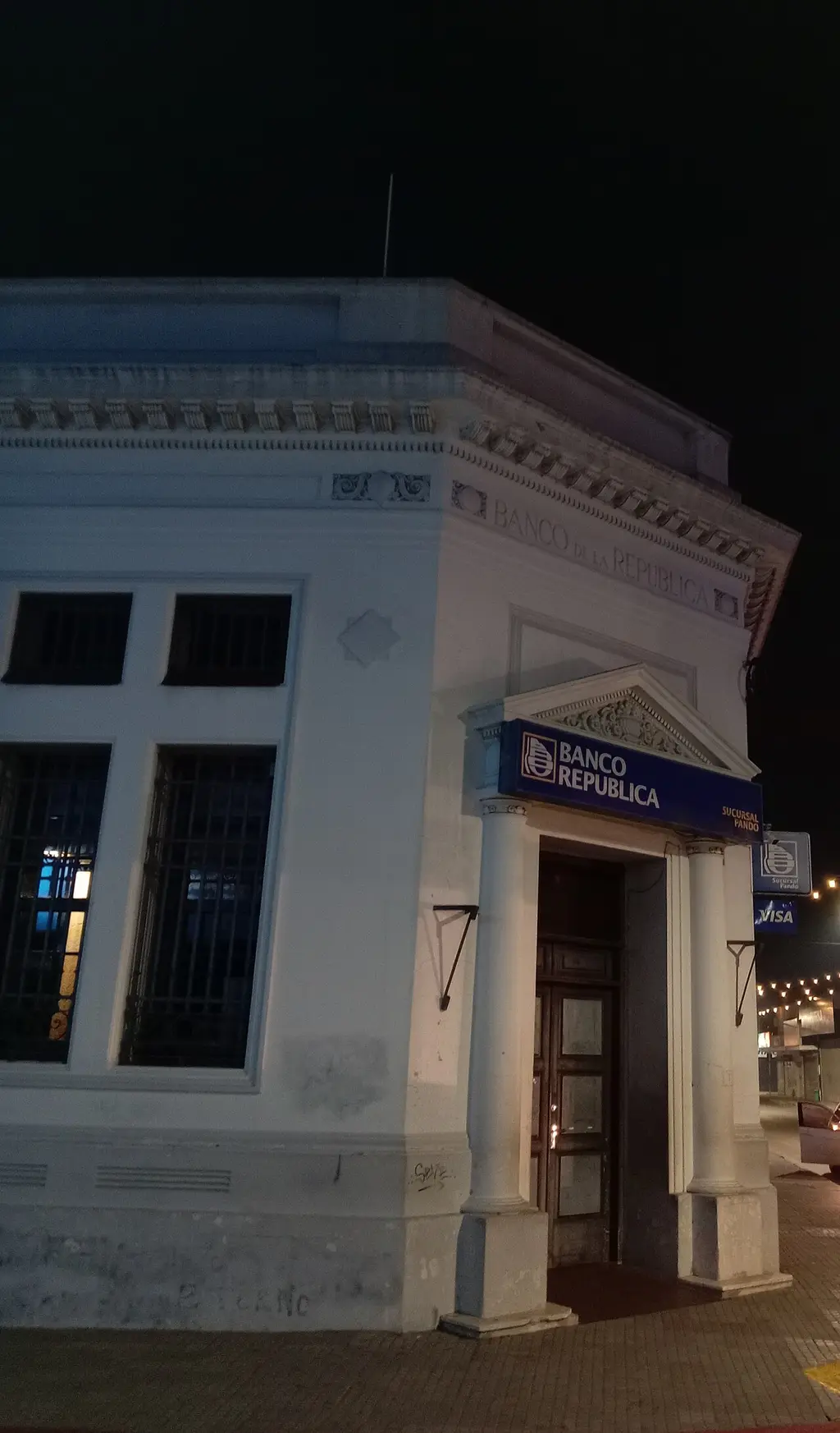 Fachada de la sucursal del Banco República en Pando, Canelones (archivo). Foto: JacobinoWunsh / Wikimedia Commons (CC BY-SA 4.0)