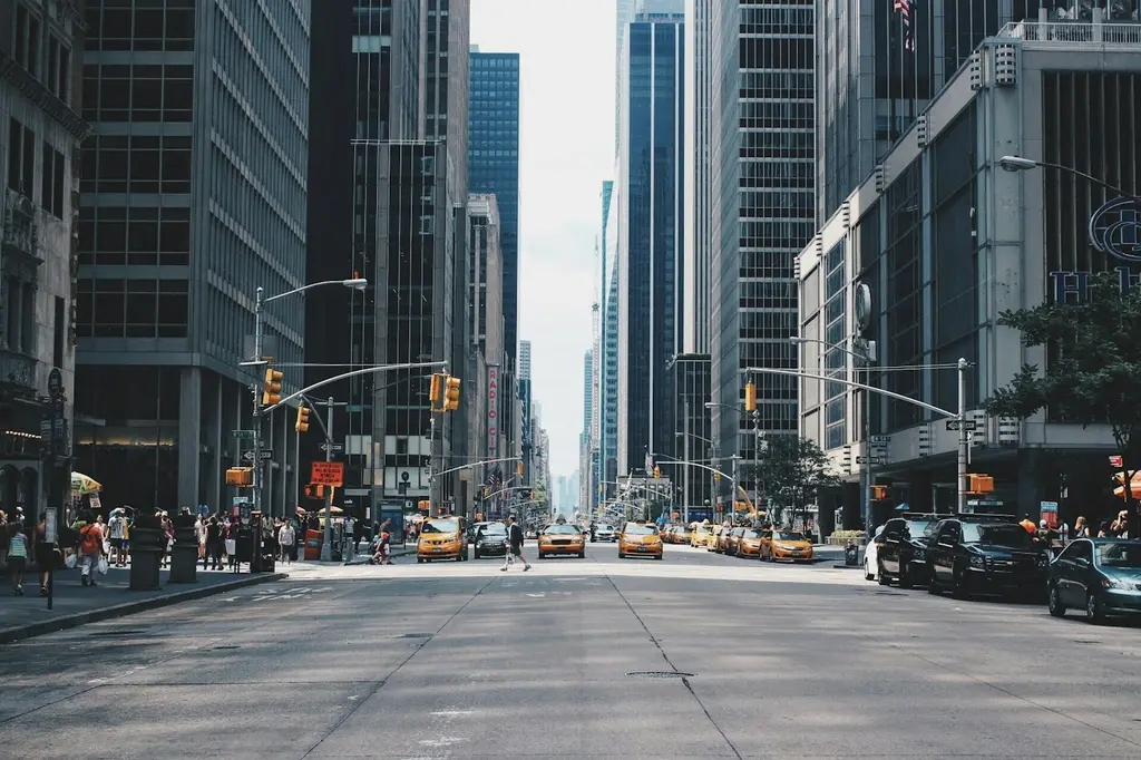 Calle urbana con tráfico. Foto: Unsplash