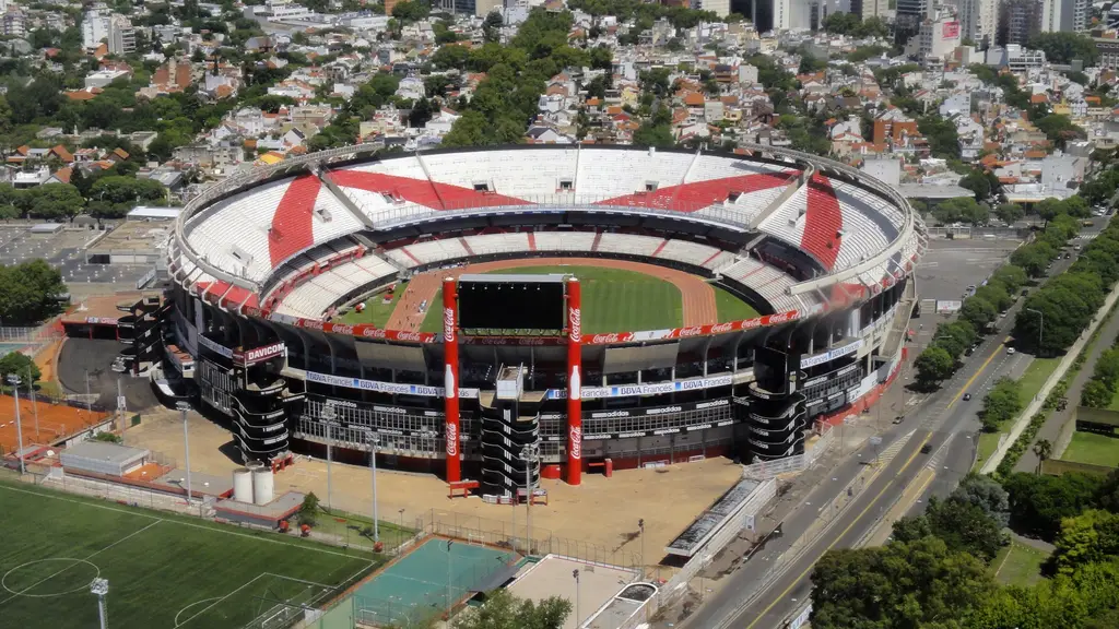 Vista aérea del estadio Monumental de River Plate, en Buenos Aires, con sus tribunas blancas y rojas. Foto: Fulviusbsas / Wikimedia Commons (CC BY-SA 4.0) (archivo)