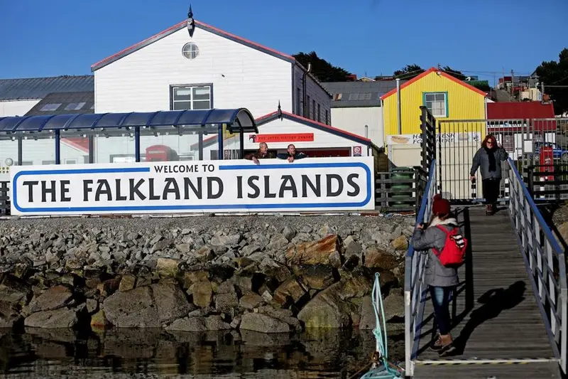 El cartel de bienvenida a las Islas Malvinas, en el muelle del puerto. Foto: LA NACION