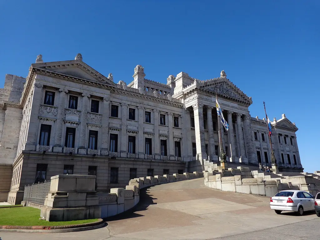 Fachada del Palacio Legislativo, donde se discutirá la propuesta de comisión sobre allanamientos nocturnos. Foto: Monte San Savino / Wikimedia Commons (CC BY-SA 3.0) (archivo)