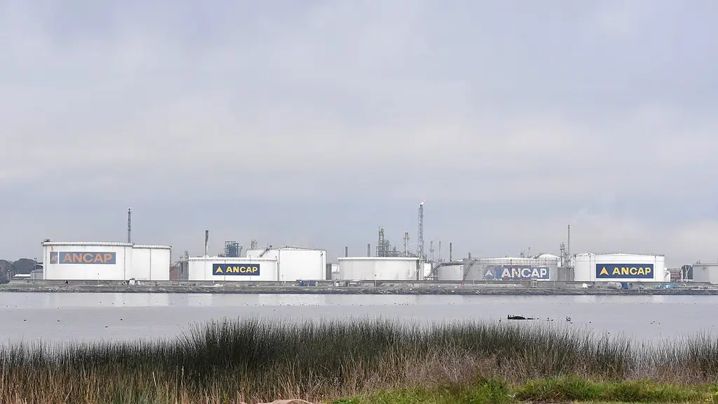 Tanques de almacenamiento de la refinería de Ancap en La Teja, vistos desde la bahía de Montevideo. Foto: Jorge Sánchez / Wikimedia Commons (CC BY-SA 4.0) (archivo)