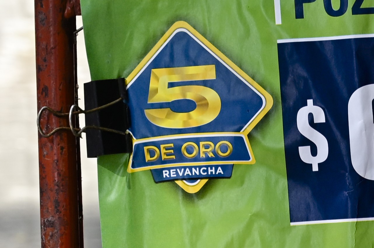 Familia recibiendo un pago del gobierno en Argentina. Foto: Clarín