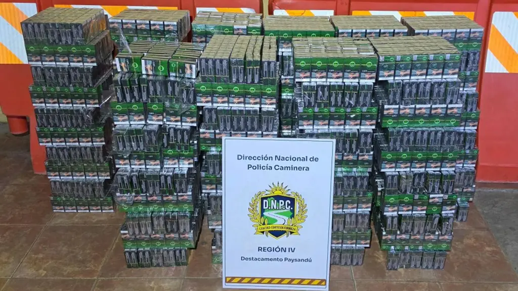 Las cajillas incautadas en Paysandú, junto al cartel de la Policía Caminera. Foto: Subrayado