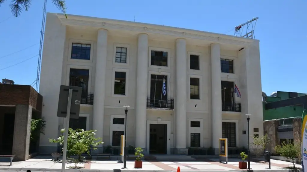 Fachada del edificio sede de la Intendencia de Canelones, con columnas blancas y banderas en el balcón. Foto: Intendencia de Canelones / Wikimedia Commons (CC BY-SA 4.0) (archivo)