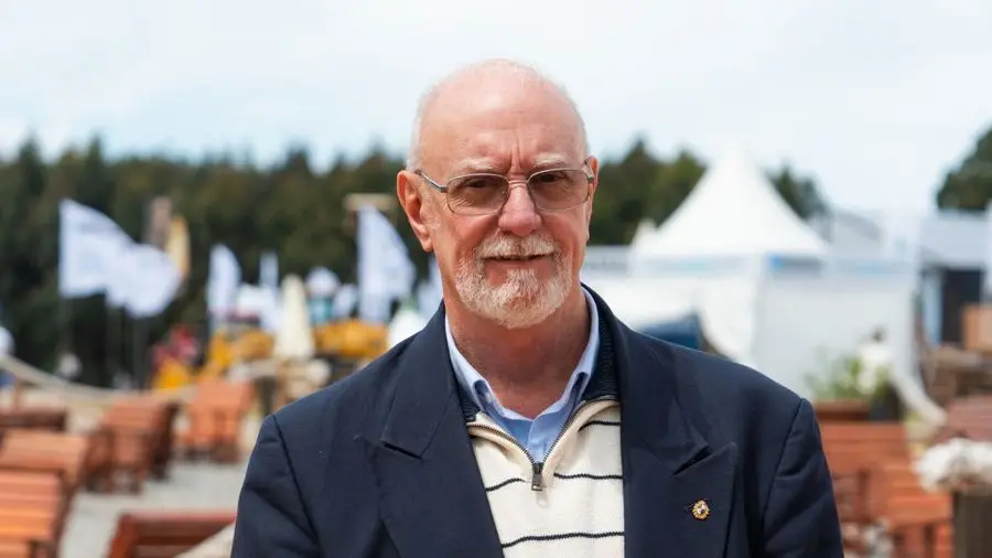 Oscar Caputi, de saco azul, en la feria forestal de Juan Lacaze. Foto: El Observador