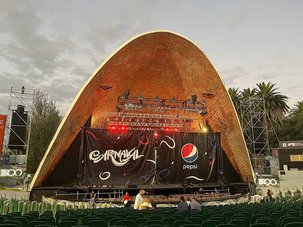 El escenario del Teatro de Verano Ramón Collazo preparado para el carnaval (archivo). Foto: Marinna / Wikimedia Commons (CC BY-SA 4.0) (archivo)