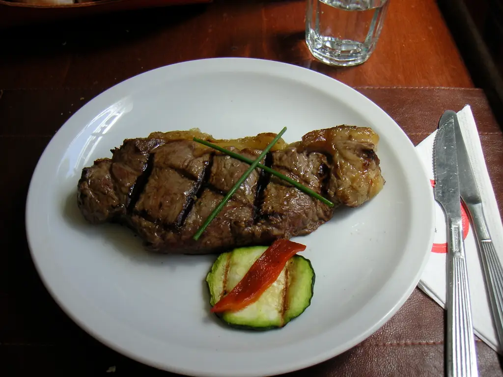 Un bife de chorizo, el corte que en Uruguay se conoce como bife angosto, servido en un plato. Foto: Thomas Hobbs / Wikimedia Commons (CC BY-SA 2.0) (archivo)