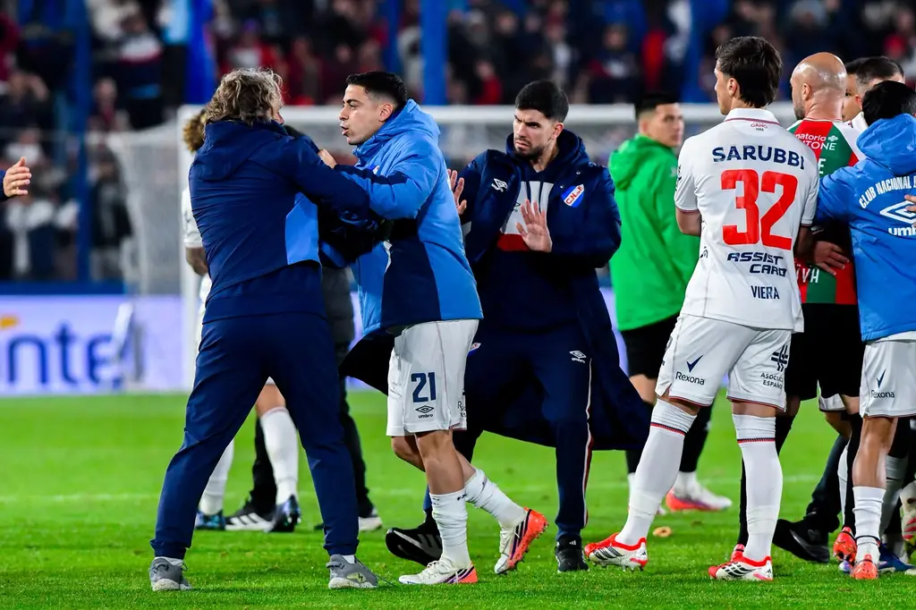 Daniel Carreño, en la cancha, al final del encuentro con Deportivo Maldonado. Foto: El País