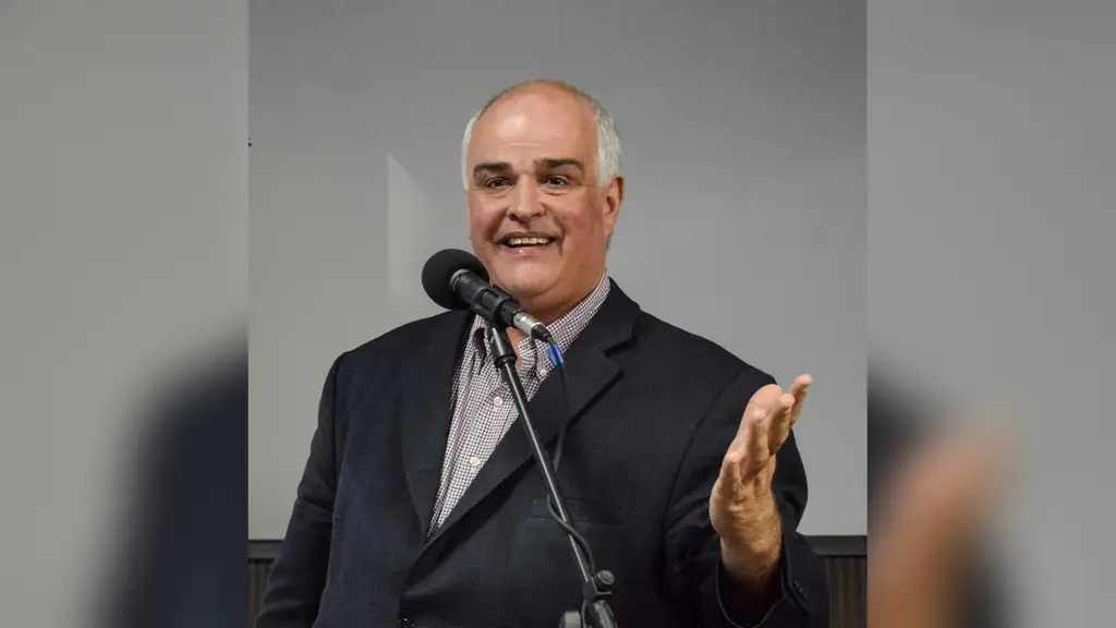 Gustavo Penadés habla frente a un micrófono en un acto. Foto: Matías Torres Maneiro / Wikimedia Commons (CC BY-SA 4.0) (archivo)