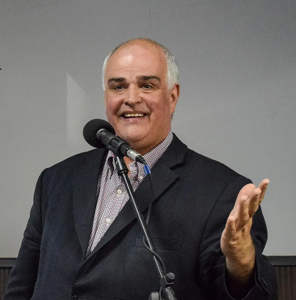 El exsenador Gustavo Penadés habla frente a un micrófono en un acto en 2019, antes de ser imputado (archivo). Foto: Matías Torres Maneiro / Wikimedia Commons (CC BY-SA 4.0)