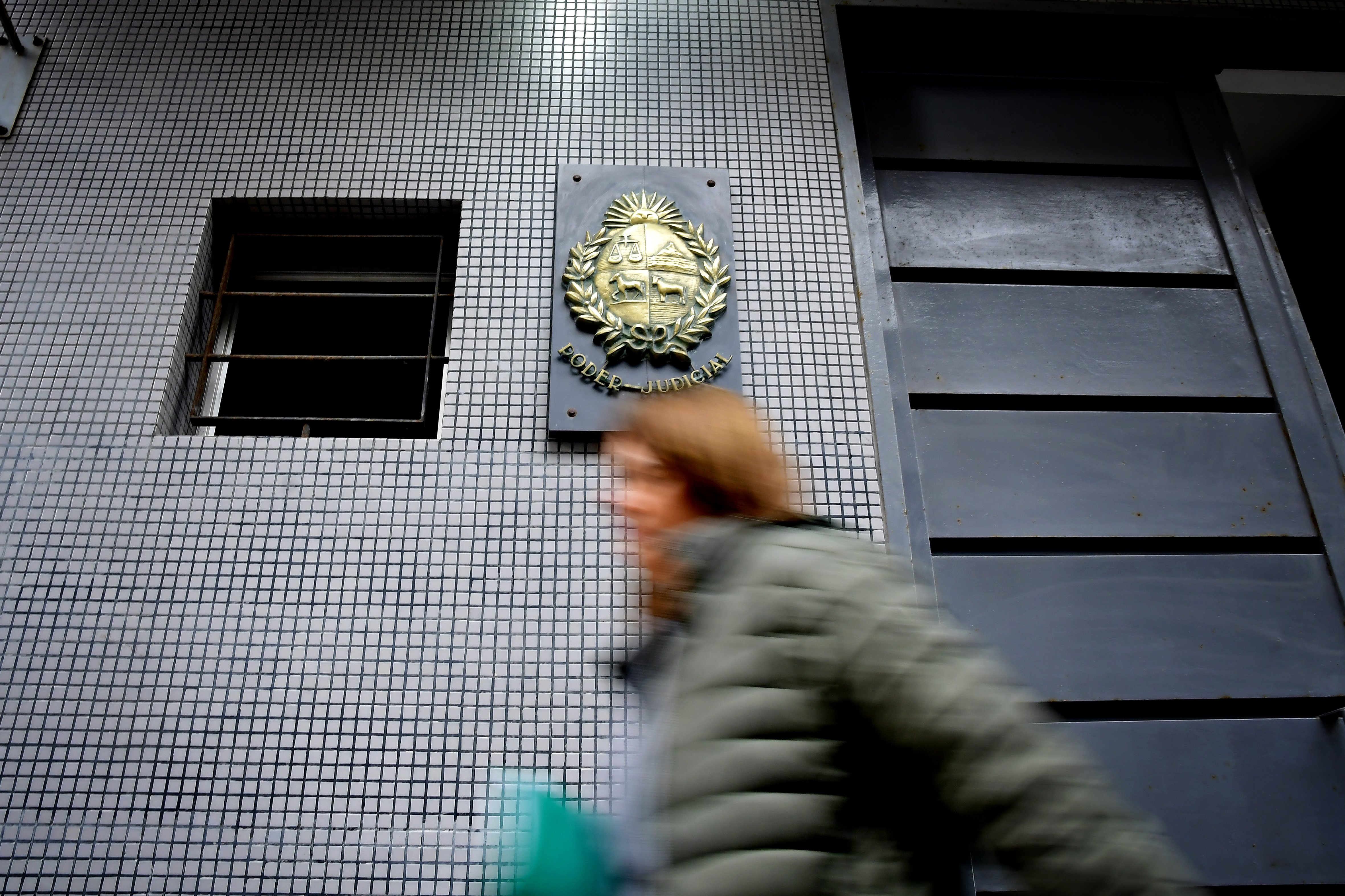Escena de un tribunal con documentos legales. Foto: El País