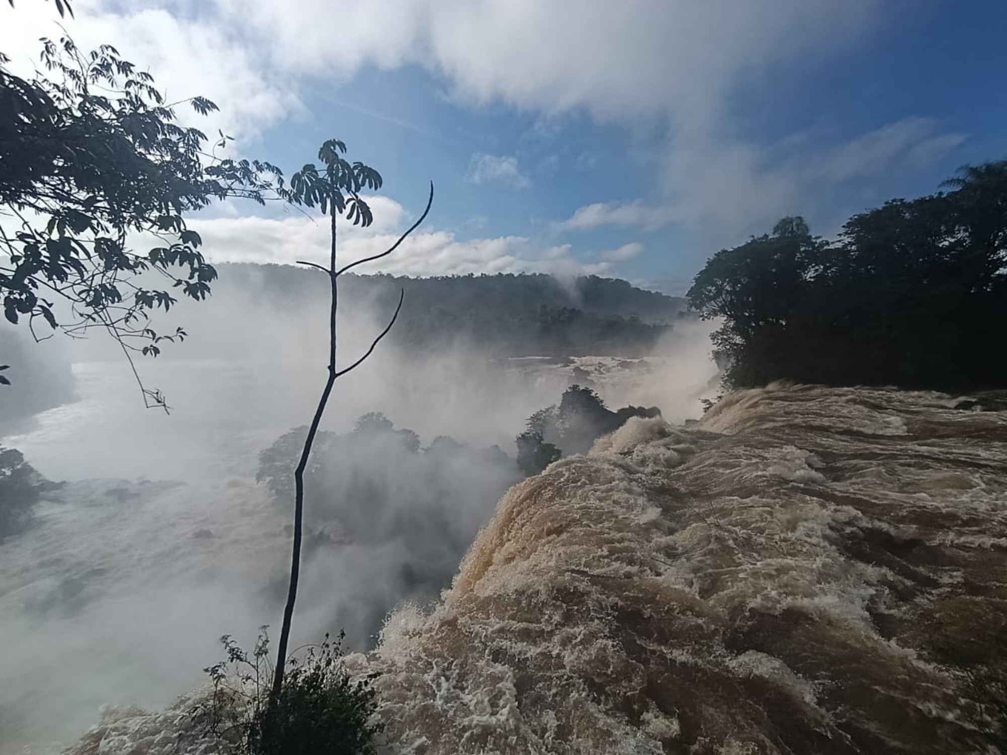 Vista aérea de las Cataratas del Iguazú durante fuertes lluvias, mostrando el poderoso flujo de agua y la vegetación exuberante. Foto: Clarín