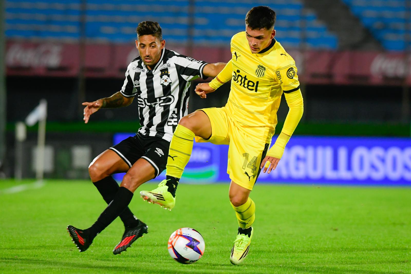 Cerro y Racing compiten en un partido del Torneo Intermedio. Foto: El Observador