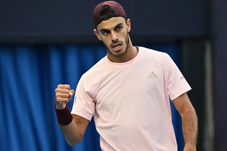 Francisco Cerúndolo, de remera clara y gorra, cierra el puño en una cancha de tenis cubierta. Foto: La Nación
