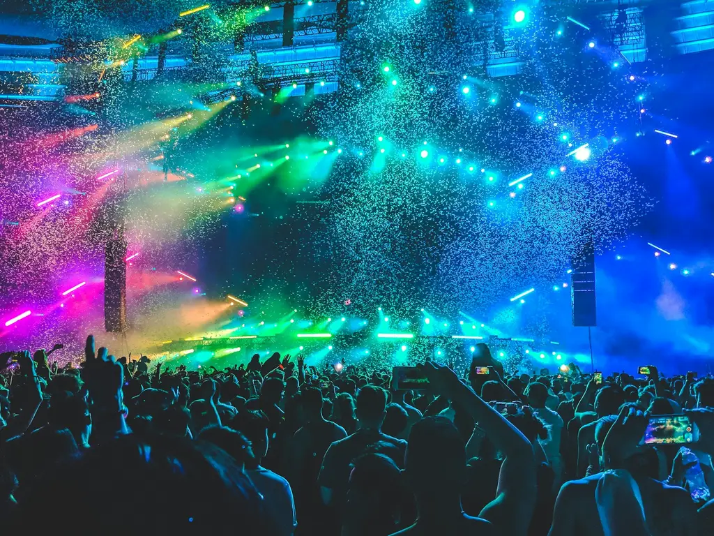 Público en un show con luces de escenario. Foto: Unsplash