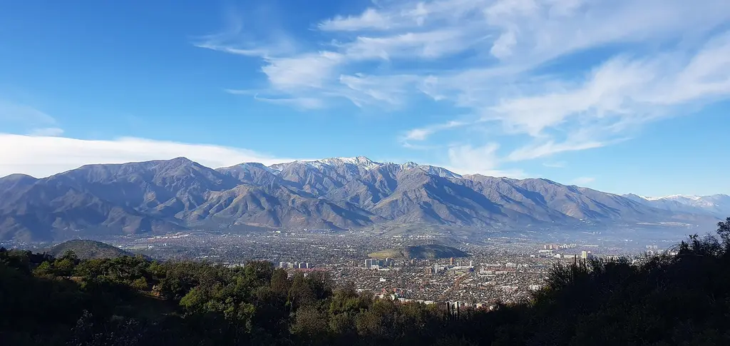 La precordillera de los Andes vista desde Las Condes, en el oriente de Santiago de Chile (archivo). Foto: Naniatlas / Wikimedia Commons (CC BY-SA 4.0) (archivo)