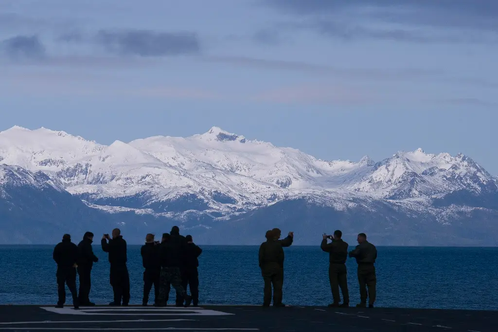 Marinos estadounidenses observan la cordillera desde la cubierta de un buque de la Armada de EE.UU. mientras cruza el Estrecho de Magallanes. Foto: Ryan Riley / U.S. Navy / Wikimedia Commons (dominio público) (archivo)