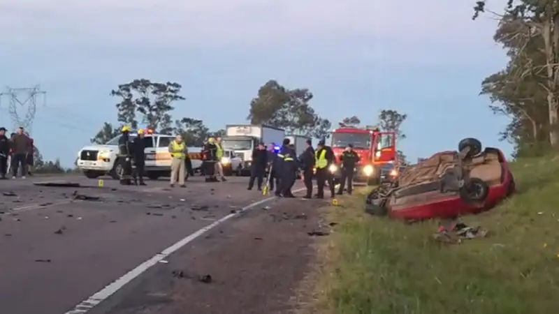 El auto volcado al costado de la ruta 8, en Cerro Largo. Foto: Subrayado
