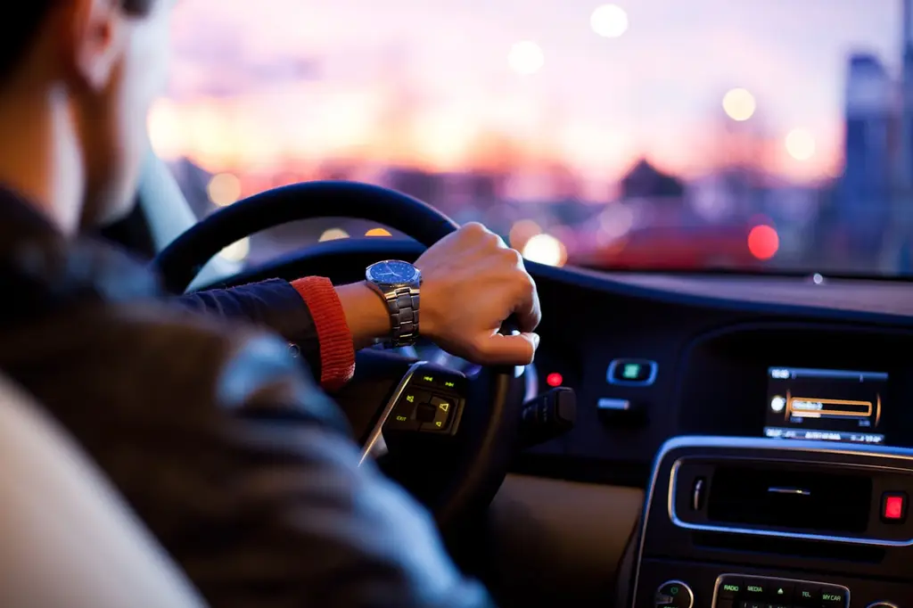 Tránsito en una carretera. Foto: Unsplash
