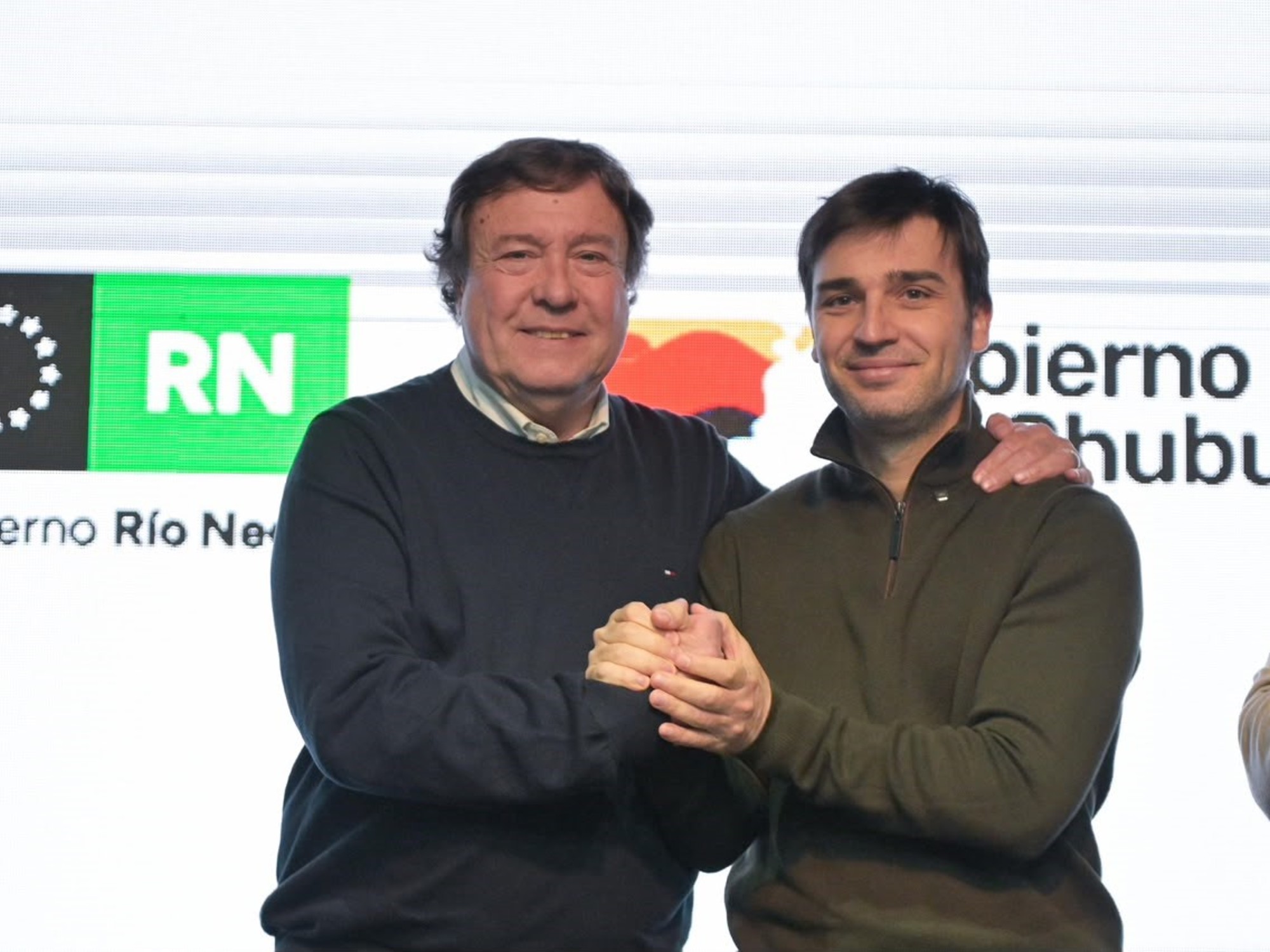 Los gobernadores de Chubut y Río Negro firmando un acuerdo en El Bolsón. Foto: Clarín