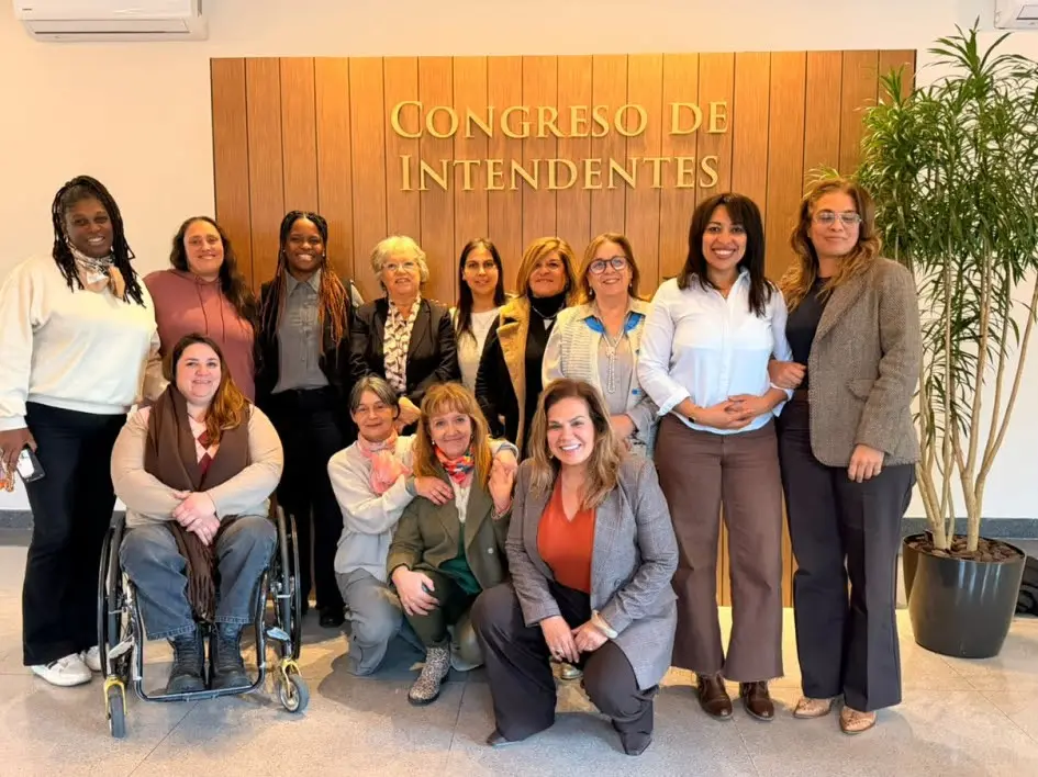 Integrantes de la Comisión Interdepartamental de Género posan en la sede del Congreso de Intendentes tras la sesión con Inmujeres. Foto: Congreso de Intendentes