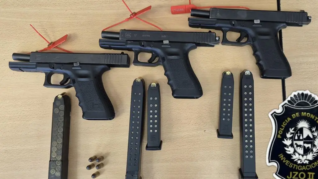 Pistolas y munición incautadas en los allanamientos de Camino Oncativo. Foto: Subrayado