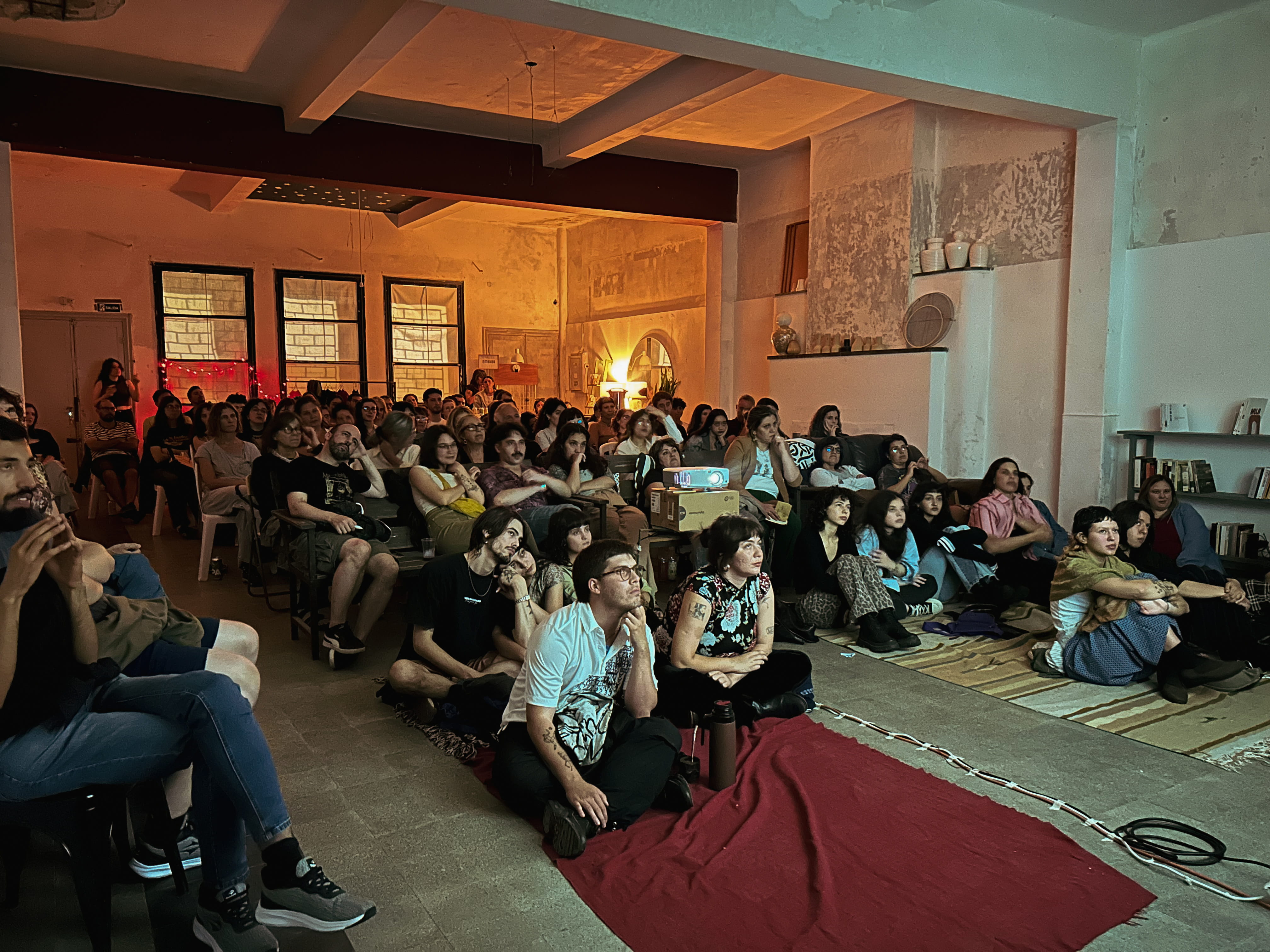 Un grupo de personas discutiendo sobre una película en un cineclub en Montevideo. Foto: El País