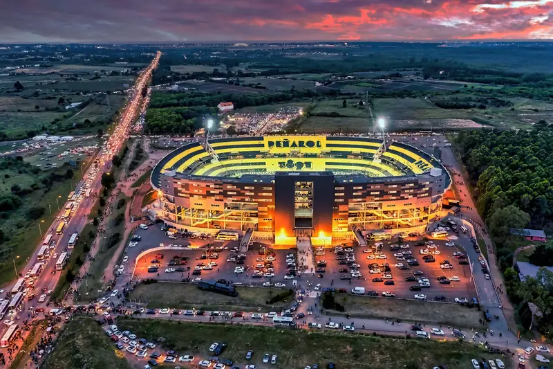 Vista nocturna del Estadio Campeón del Siglo, sede del clásico entre Peñarol y Nacional. Foto: Marcelo Campi / Wikimedia Commons
