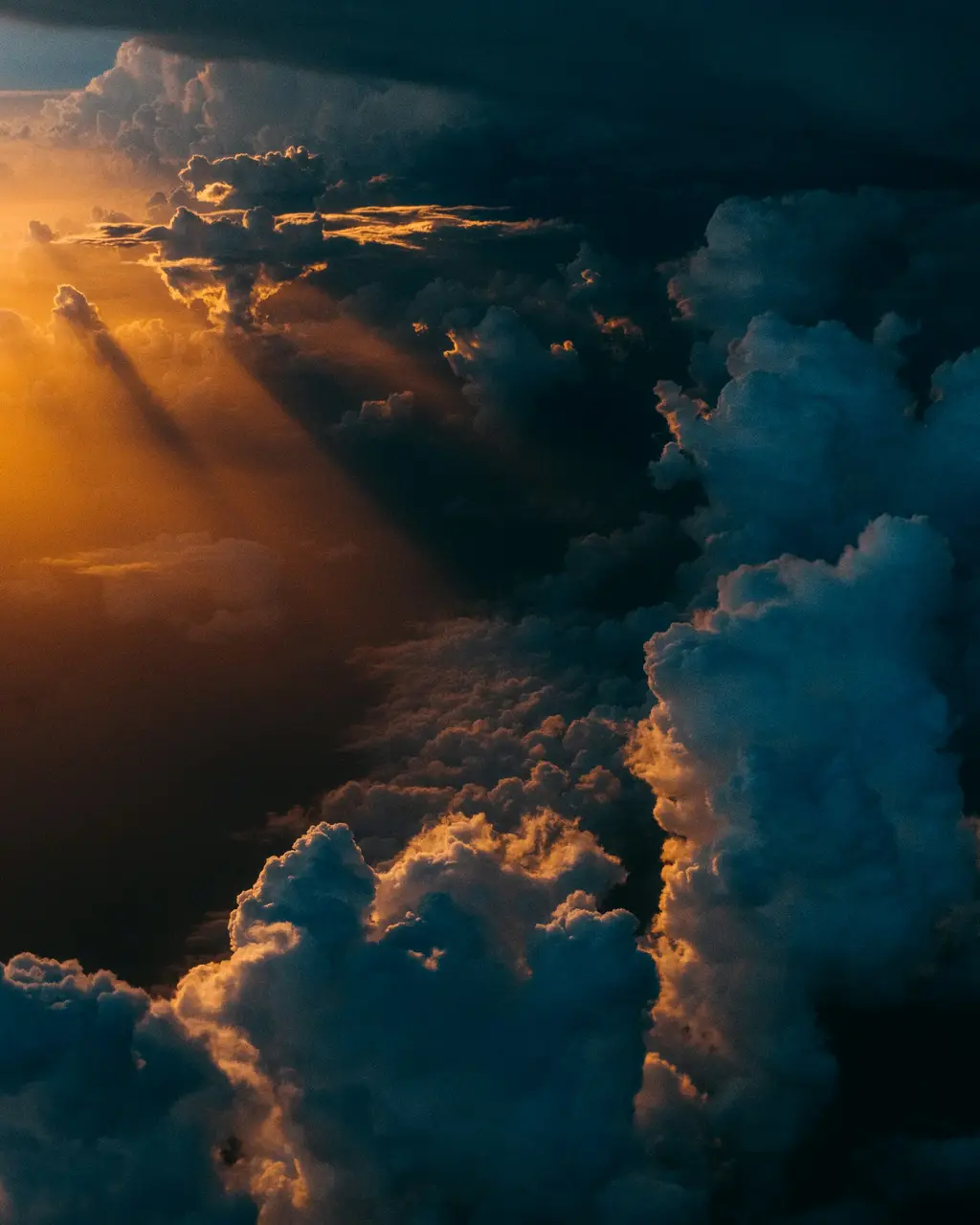 Cielo nublado con lluvia sobre el horizonte. Foto: Unsplash