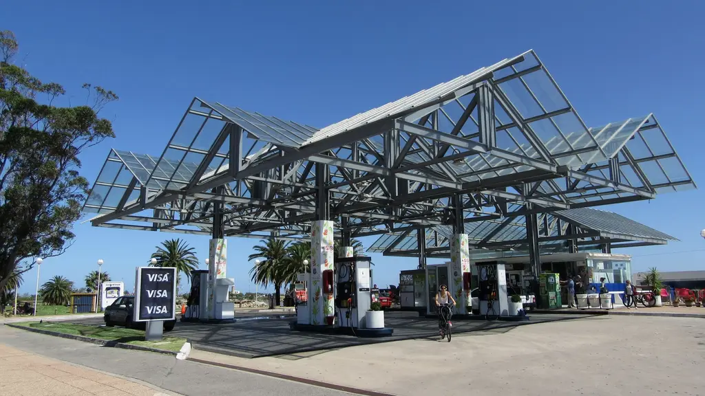 Estación de servicio con techo de vidrio y surtidores sobre la rambla de Punta Carretas, en Montevideo (archivo). Foto: Felipe Restrepo Acosta / Wikimedia Commons (CC BY-SA 4.0)