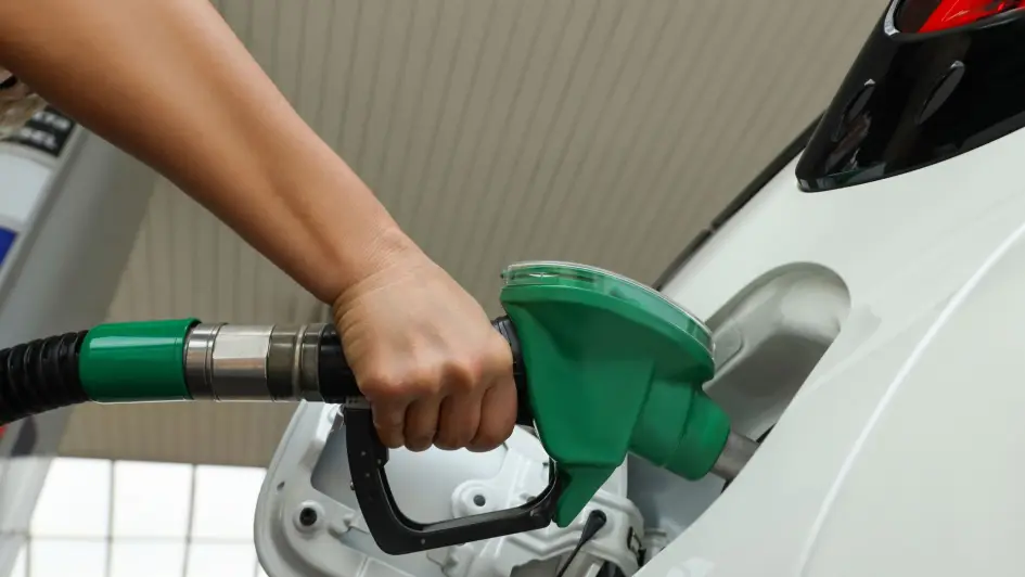 Una mano sostiene el surtidor mientras carga combustible en una estación de servicio de Uruguay. Ursea publicó los precios de referencia de naftas y gasoil para setiembre de 2026. Foto: Ministerio de Industria, Energía y Minería