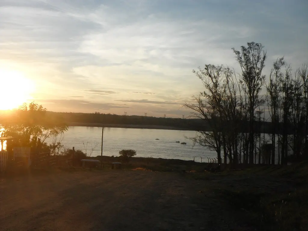 El río Uruguay visto desde la ciudad de Salto al atardecer. Foto: ManuelaGB / Wikimedia Commons (CC BY-SA 3.0) (archivo)