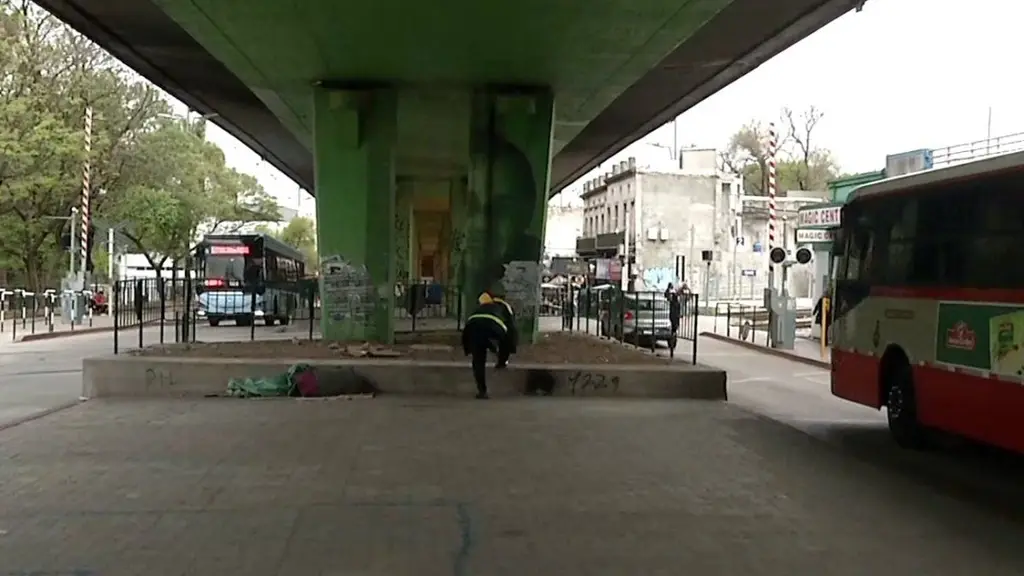 Plataforma de hormigón bajo el viaducto verde de Paso Molino, con ómnibus a los costados. Foto: Subrayado