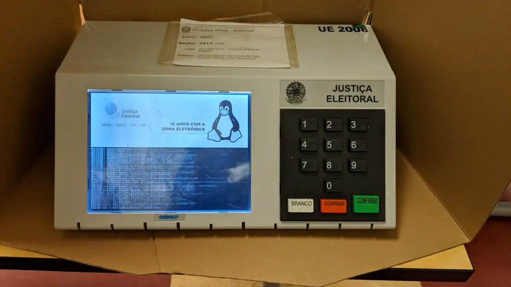 Urna electrónica de la Justicia Electoral de Brasil instalada para el voto de brasileños en el exterior, imagen ilustrativa. Foto: Vinicius Depizzol / Wikimedia Commons (CC BY-SA 4.0) (archivo)