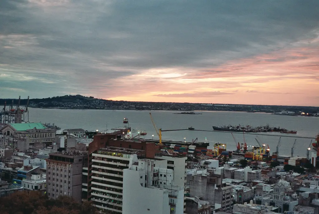 El Cerro de Montevideo visto al atardecer desde la Ciudad Vieja, al otro lado de la bahía y el puerto. Foto: Wood.mauricio / Wikimedia Commons (CC BY-SA 3.0) (archivo)
