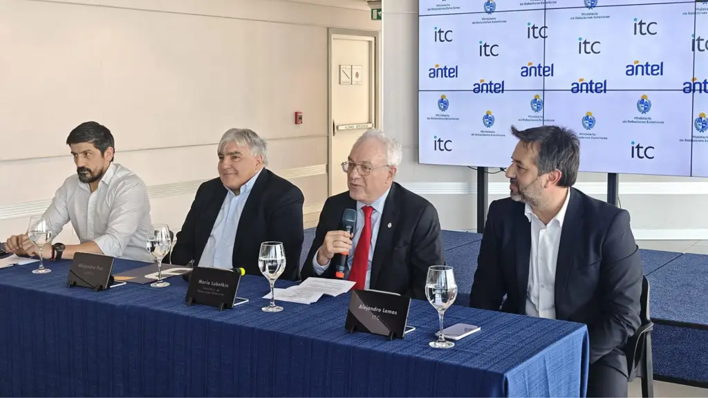Firma del acuerdo entre Cancillería, Antel e ITC el 26 de agosto de 2026 en Montevideo, con Mario Lubetkin, Alejandro Paz y Alejandro Lemos. Foto: Ministerio de Relaciones Exteriores