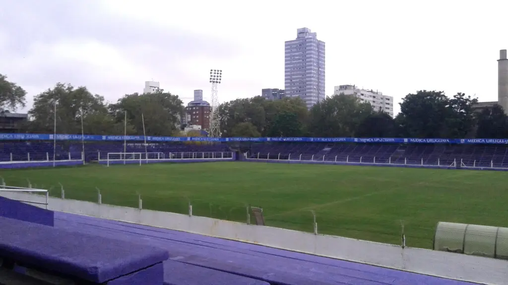 Cancha y tribunas violetas del estadio Luis Franzini, donde Defensor Sporting cayó ante Plaza Colonia (archivo). Foto: NaBUru38 / Wikimedia Commons (CC BY-SA 4.0)